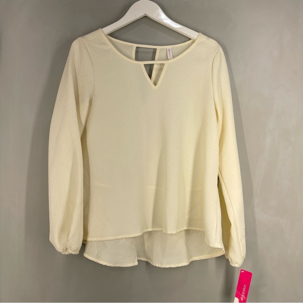Xhilaration Women’s Cream Top Blouse . Size Large